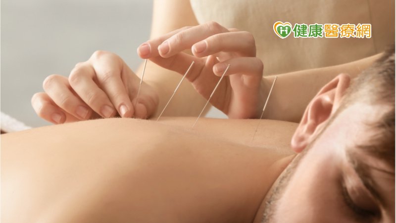 由其他疾病導致的頭痛，稱為「次發型頭痛」，常見引發的原因有藥物濫用、腦出血以及手術後遺症等，其中特定局部手術會造成頭顱周圍肌肉筋膜收縮，刺激血管或筋膜周圍的神經，患者的頭部兩側常有像被繃帶緊緊綑綁的疼痛感，肩頸部也常有緊繃僵硬情形。