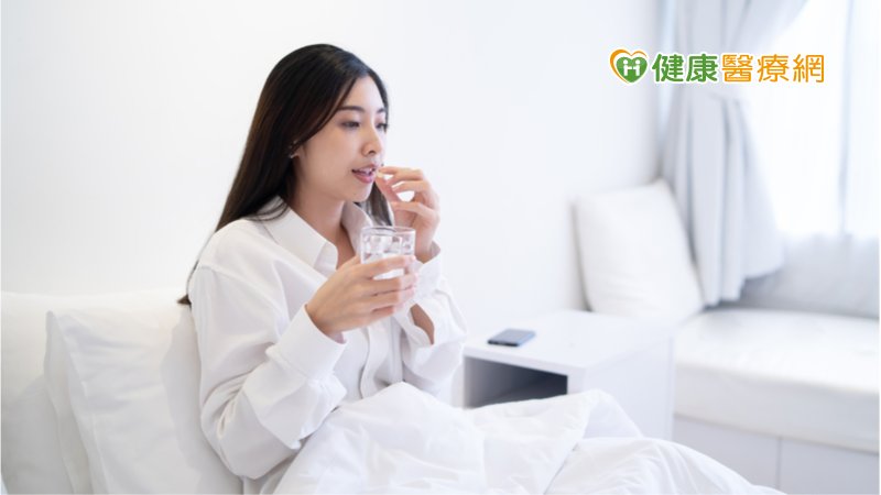 藥物卡在食道上引起潰瘍事件不少見，主要因藥物的成份物同，部分藥物不僅容易導致食道發炎或受損，也可能容易黏著在食道壁上，一旦滯留在食道，就會對食道造成傷害。