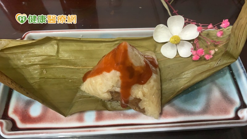 南投醫院營養室蔡秀雯主任指出，粽子種類多，口味、烹飪方法各有差異，但大多熱量高，屬高油脂、高熱量及高鈉食品。傳統粽子一顆約500-600大卡，建議一天別吃超過一顆粽子為宜。