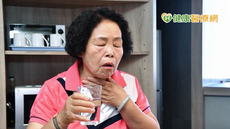 根據統計，21.8_吞嚥困難患者每週至少會發生3次進食嗆咳，等同於台灣有8萬名65歲