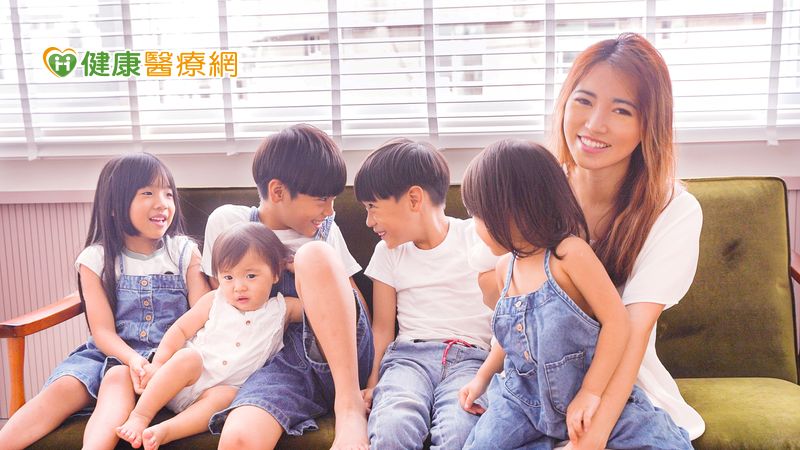 網紅五寶媽＿林叨囝仔分享，以貼近母乳為標準挑選配方奶粉，是她的自信育兒的訣竅