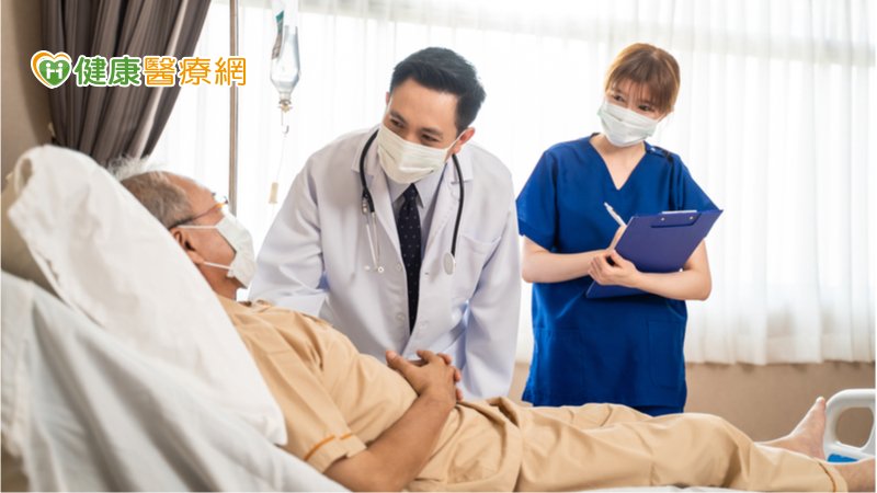 如有服用抗凝血劑的藥品，且預計要進行手術、拔牙或是侵入性治療時，應主動於就醫時向醫師說明「目前正在服用的抗凝血藥物種類」。