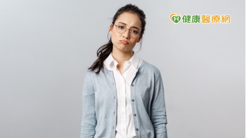 大環境的變動造成人心慌慌，平時可於日常生活中進行相關的嘗試與練習，減少因疫情而帶來的心理壓力，倘若仍無法降低內心的不安，亦感覺該負面感受已影響到日常生活，建議至身心科門診就醫，然而，在疫情當道，如不便至醫院就醫，可撥打「1925」諮詢專線尋求協助。