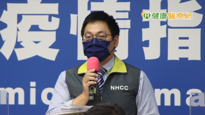 新冠肺炎本土疫情延燒科技電子業，勞動部次長王安邦今日宣布，「針對移工隔離、宿舍降載做部分補貼」。