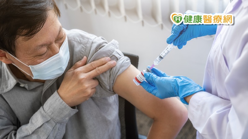面對新冠疫苗副作用　可以先吃退燒藥嗎？