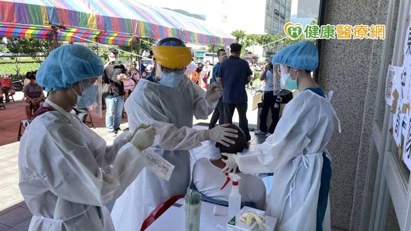 亞東醫院在外界眾多需求與壓力中，迅速積累動能，由前端醫護行政人力的動員、資訊系統的簡化與整合，到後勤物資及行政流程的整備，逐漸組建出「亞東醫院快篩快打部隊」能在接獲政府、企業需求後，迅速整備出發並完成任務。