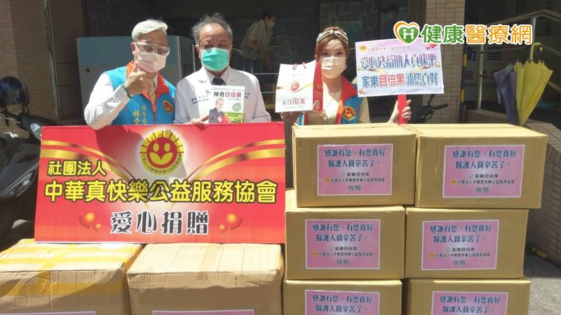 「有您的出現、我們的愛心就會被看見！」林宏展董事長本著「公益之心、企業之為」的社會型企業，多年來熱心公益、不遺於力（左起：家樂生活事業公司林宏展董事長、雙和醫院行政副院長張丞圭、靚眼天使品牌總監林韡儒）