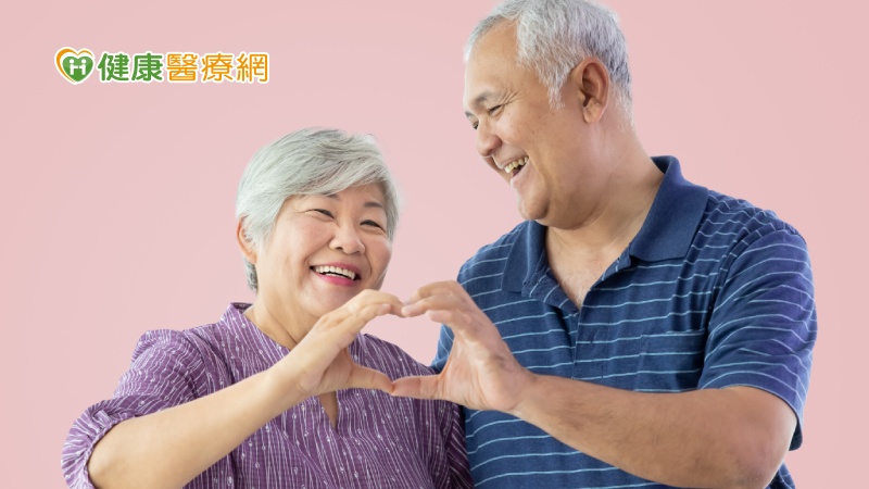 劉聖甫醫師提醒戴口罩、勤洗手、保持社交距離以及減少外出，是避免讓自己遭受病毒感染的最佳良方