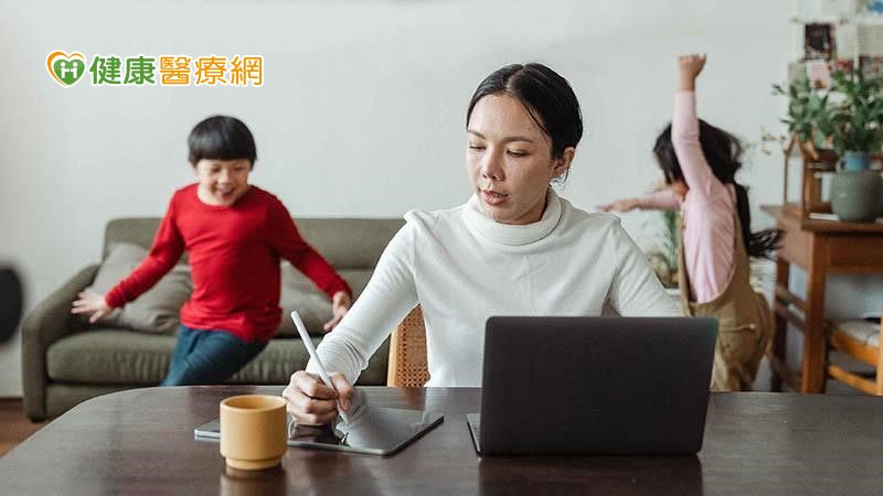 不外出讓活動量大幅降低，長久坐在電腦前又沒有固定運動習慣會使血液循環與代謝功能變慢。隨著肌膚的角質代謝下降，容易形成毛孔堵塞、粉刺、痘痘；循環能力不佳則使臉部肌膚看起來蠟黃黯沉、浮腫老態。