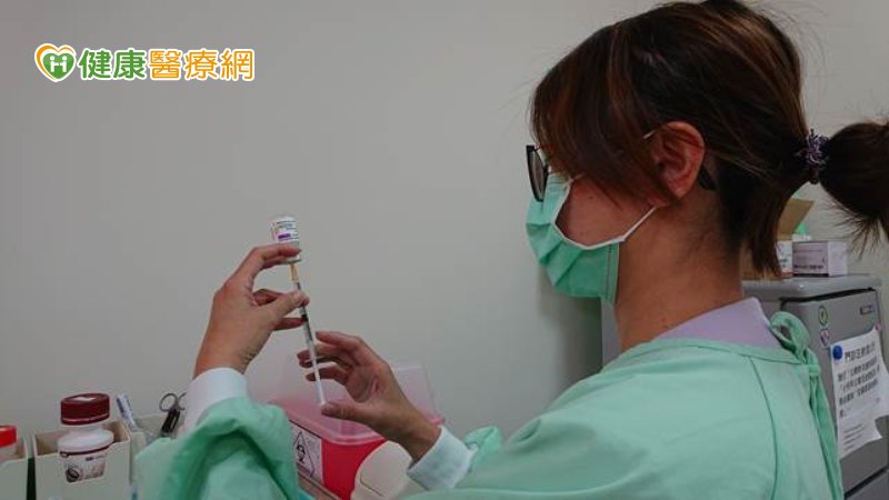 根據目前臨床證據顯示，心臟疾病不會增加疫苗本身帶來的副作用，也不會提高嚴重副作用的風險。