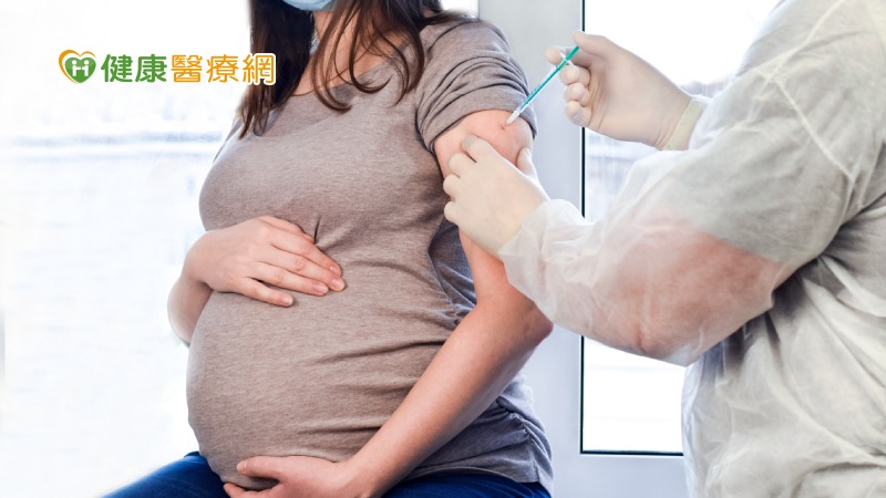 除了正在疾病急性期、發燒中的孕婦暫時不建議施打，建議孕婦經由產檢醫師評估後施打。