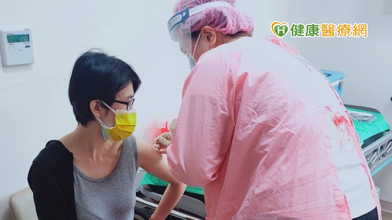 孕婦接種AZ疫苗示意圖(照片中人物同意拍攝使用)。照片提供：洪泰和醫師。