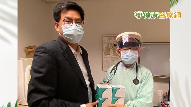 友華捐贈新光醫院祛痰藥，由副院長高尚志(右)代表接受。