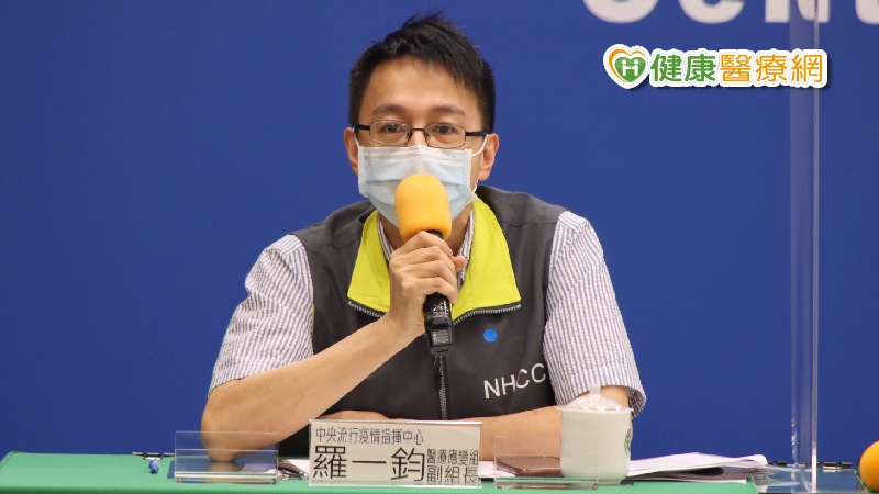 其中一名確診案例曾於美國施打過兩劑BNT疫苗，指揮中心也說明，施打疫苗是降低重症及死亡率，並非不會染疫。