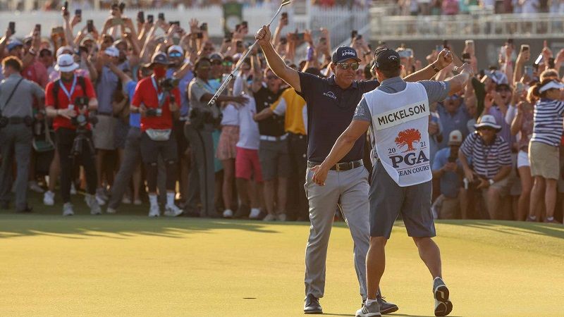 現年50歲的菲爾米寇森（Phil Mickelson）了。在今年的PGA錦標賽，這位已經開始打美國長春冠巡賽的一代名將，出乎眾人意料地打敗許多年紀比他小一截的年輕好手和中生代球星，奪得個人生涯第二座PGA錦標賽冠軍（Getty Imges）