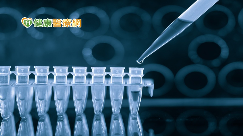 新冠肺炎的PCR檢驗去年(2020年)剛開始為半自動操作模式，並非由全自動儀器檢驗，得由人工一批一批批次操作，檢體必須先經過人工前處理將病毒去活化，並萃取出民眾鼻咽拭子檢體中病毒的RNA後，再用PCR儀器把RNA反轉錄成cDNA，並以PCR技術放大基因產物，再檢測有無病毒RNA螢光反應，同時要品管合格，才可以發出PCR檢驗報告。