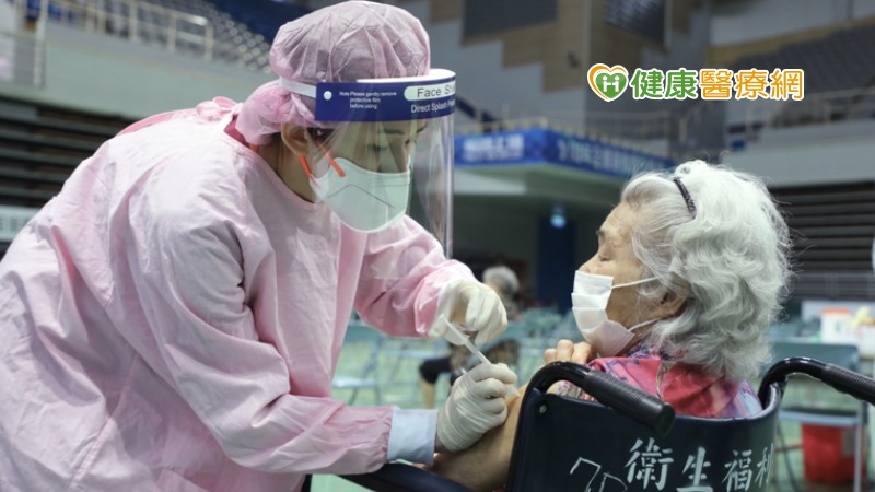 新北市從6月18日起為不在籍的85歲以上長者在全市76處接種站接種疫苗，新北市長侯友宜強調，長者接種疫苗不求快速，而是求穩、求安全，讓長者提升保護力對抗病毒威脅。