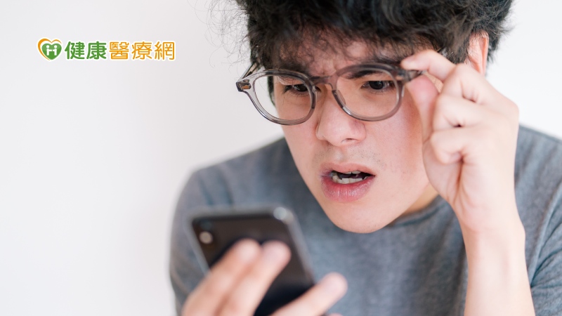 中國醫藥大學新竹附設醫院眼科主任陳瑩山表示，學生一整天近距離，盯著電腦螢幕線上教學，造成睫狀肌肌肉長期用力，導致充血，產生眼睛痠腫痛，眼睛疲勞。