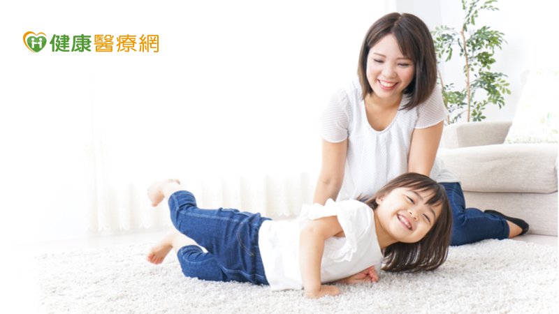 家長不妨可把握「室內保持涼爽通風，注意幼童身體狀況」、「穿著寬鬆及透氣的衣服，適時補充水份」以及「切勿獨留孩童於車內，下車看後座，鑰匙保管好」等保幼3招，以避免幼童發生熱傷害。