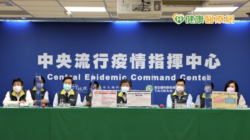 陳時中說看來整體趨勢在往下，死亡的案例看起來多，但會隨著確診案例減少，晚一到兩周減少，但強調需要全民一起努力，「案例變少，心情可以放鬆一點，但行動不能放鬆。」