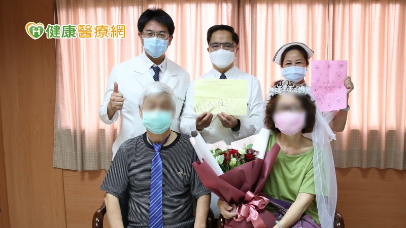 花蓮慈院林欣榮院長(後排中)、副院長何宗融(後排左一)、護理 部主任鍾惠君(後排右一)，恭喜王先生這對「會順夫妻」康復出院。