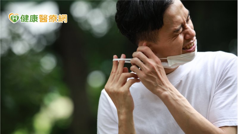 長時間佩戴下，不小心可能就造成耳上疼痛及臉部條狀壓痕，甚至造成破皮現象，尤其又以醫護人員及皮膚較為脆弱的老人家居多。