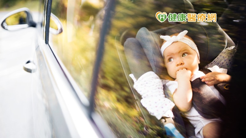薩貝拉博士說，為了幫助父母和看護人養成可以防止在熱車死亡的日常習慣。他建議不要將孩子直接放在駕駛員座椅的後方，放在乘客側汽車座椅可以讓父母更容易看到孩子，減少致命遺忘的可能性。