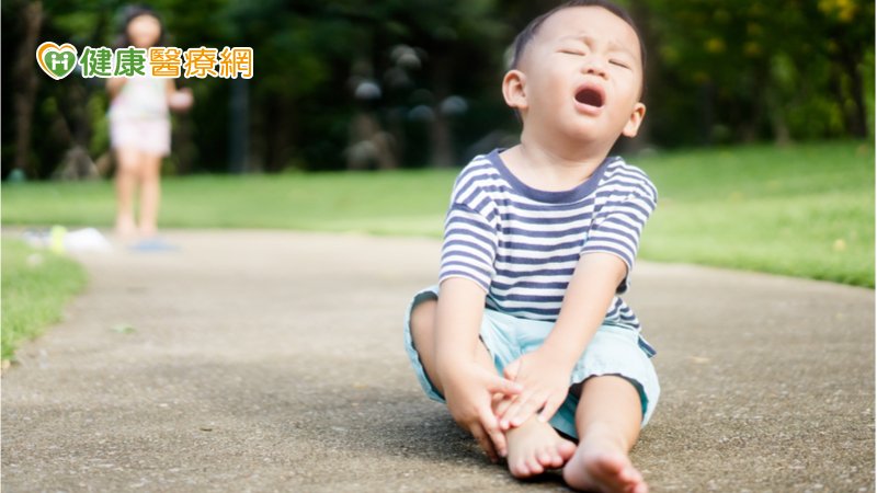 小朋友的急性髖關節炎最常見的有兩種：一、暫時性滑囊炎，二、感染性關節炎。