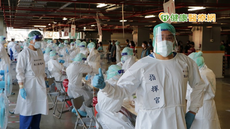 臺北榮總配合臺北市衞生局政策指示，70多位工作同仁再度拂曉出擊，以迅速、精準、安全執行大量PCR採檢任務。陳威明副院長讚許同仁表現。