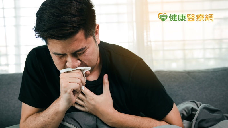 陳鈴宜指出，由於慢性肺阻塞肺病的初期症狀以咳嗽有痰為主，缺乏特異性，抽菸族群容易視咳痰為理所當然而輕忽，導致許多患者無法意識早期戒菸的重要性，甚至沒有於早期接受藥物治療，直到發現喘且日常活動受到限制才來就醫，此時呼吸道大多已經產生一定程度的變化。
