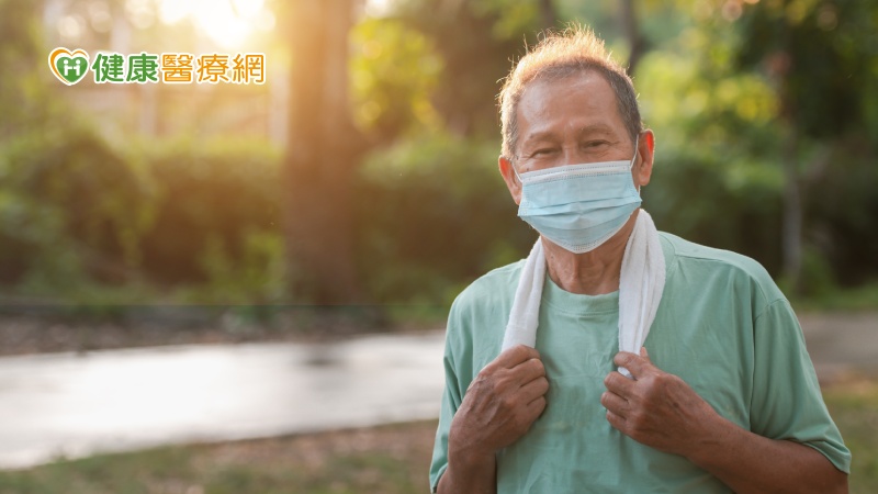 除了健康檢查之外，中高齡族群平日也應留意自身的健康狀況是否有異常，若有身體機能退化狀況，也應就醫確認，勿認為是老化必經現象，早期發現並介入治療，才能避免疾病變嚴重，及其他併發症。