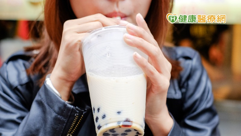 一杯大杯半糖手搖飲熱量、糖分大爆表！　6作法喝進健康、降負擔