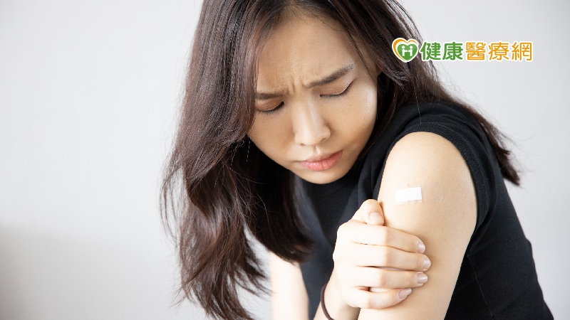為何打疫苗會有新冠手臂？　專家解析mRNA疫苗的5副作用