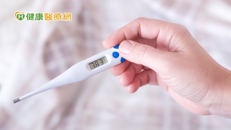 食品藥物管理署特別提醒，目前並未核准以量測手掌溫度用於發燒篩檢之產品，注意不應以此類產品判斷受測者是否發燒。