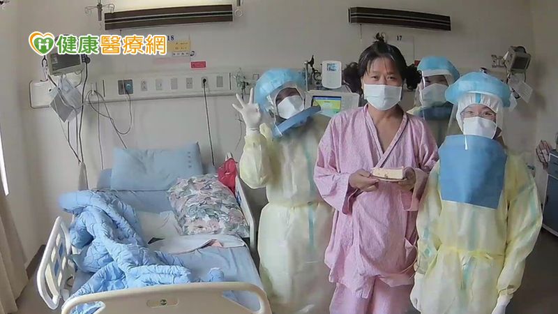 為了恭賀阿姨出院，陶啟偉主任特別買了蛋糕與同仁一起慶祝阿姨重生