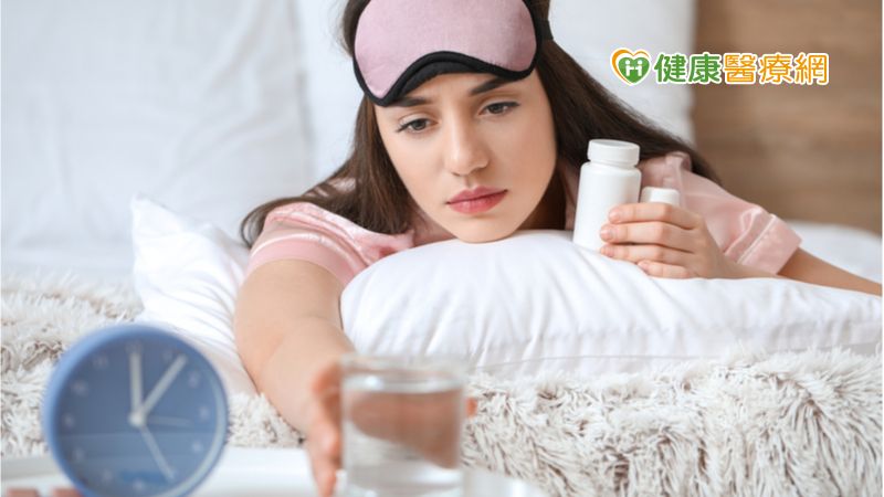 一旦有失眠困擾，僅靠藥物並非解決之道，應保持規律的生活方式、維持規律的睡眠時間、安靜舒適的睡眠環境，加上適當飲食與運動，都有助於養成良好睡眠習慣。