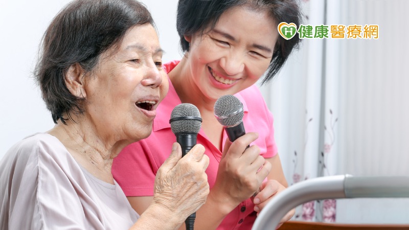 根據美國研究顯示，歌唱有助增強肺功能，對於老年人來說，也是「預防失智症」最好的活動之一。