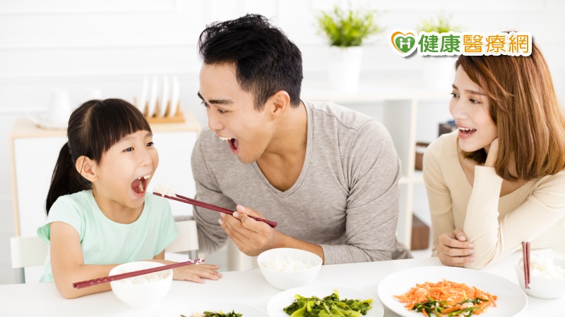 家長若習慣和孩子你一口、我一口分食者，傳染病毒給孩子，家長通常沒事，但孩子就會出現症狀。