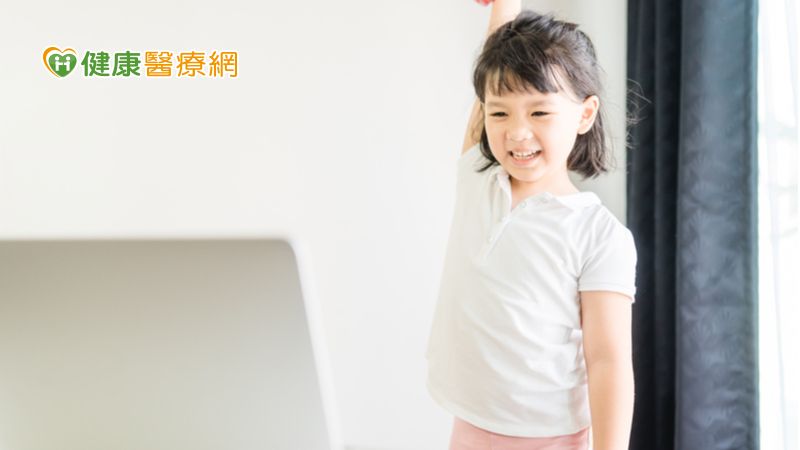兒童孩子生長高峰期分別為：兩歲前嬰幼兒期與青春期。朱德明醫師分享，兩歲前評估標準，家長可以自行觀察。