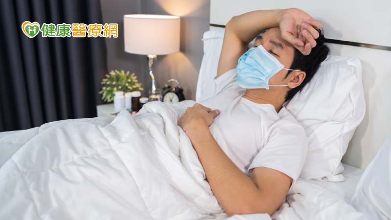 根據國外這一年多的追蹤研究，非常具有權威代表性的《自然》期刊（Nature）統計，大概32.6%會產生後遺症，其中有30-40%的人會有呼吸困難、肺功能衰退、頭痛、腦力衰退等症狀。
