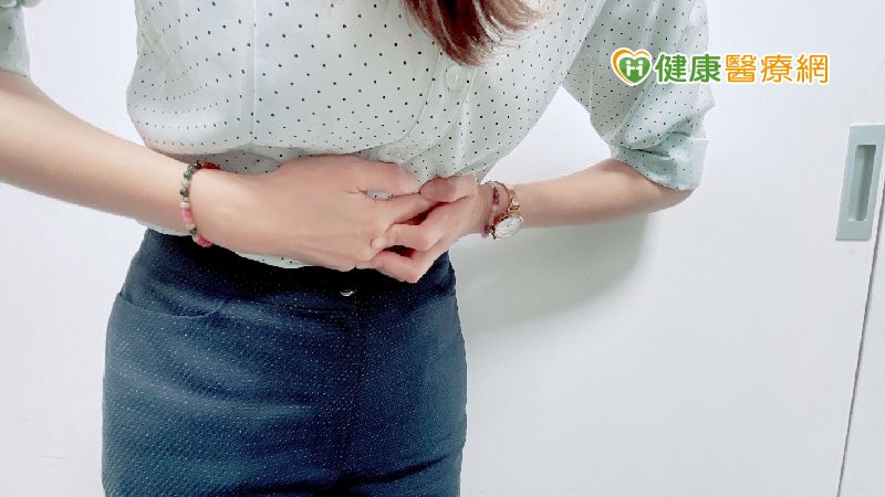 急性腸胃炎，會有噁心、嘔吐、腹痛、嚴重腹瀉、高燒不退等症狀產生，且糞便中常夾雜著黏液和血絲，會造成病人恐慌。