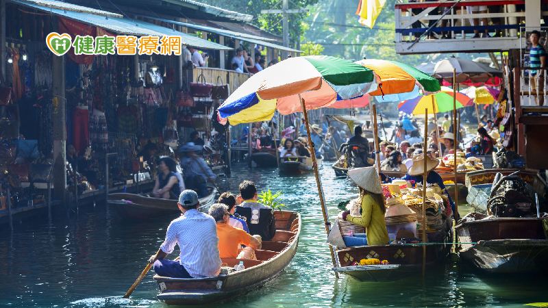 泰國政府於18日宣布自本週二（20日）在曼谷及高風險區域採取限制措施，並暫停大多數的國內航班及擴大宵禁區域，努力應對迄今為止最嚴重的疫情。