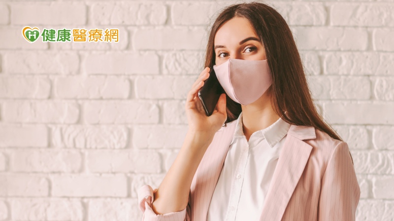 。博士補充，雖然口罩會遮住聲音，因此緩慢而清晰地說話，並真正說出單詞的開頭和結尾更有助溝通。
