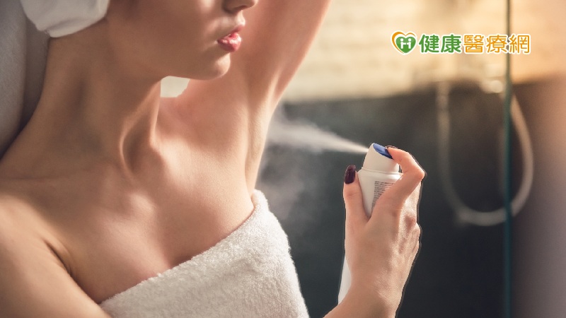 沐浴乳、洗髮精、乳液、護手霜及香皂等，成分中都可能添加香精或香料來遮蓋原料的異味，因此即使聞起來沒有香味的化粧品也得特別注意是否有添加芳香物質。