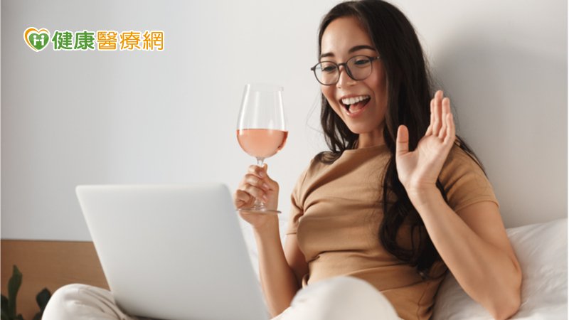 喝酒會破壞人體的免疫系統，不利抵抗新冠肺炎，疫情期間更應該避免喝酒。