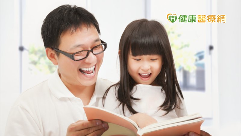 根據研究顯示，親子共讀不僅可促進親子關係及穩定情緒，更有助於促進孩子腦部發育、語言發展及增進理解能力。