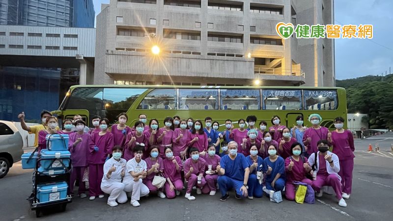 臺北榮總採檢團隊今7/3清晨4時從院內出發，分批至環南市場執行採檢任務。