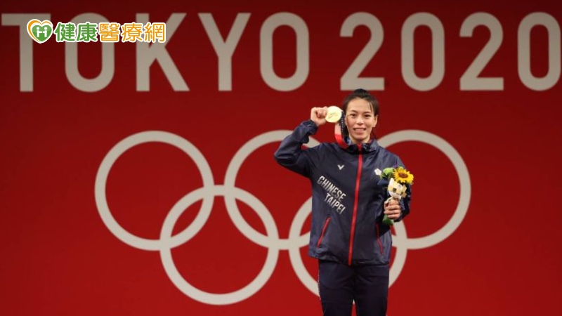 舉重選手郭婞淳在2020東京奧運中勇奪金牌（圖/體育署提供）