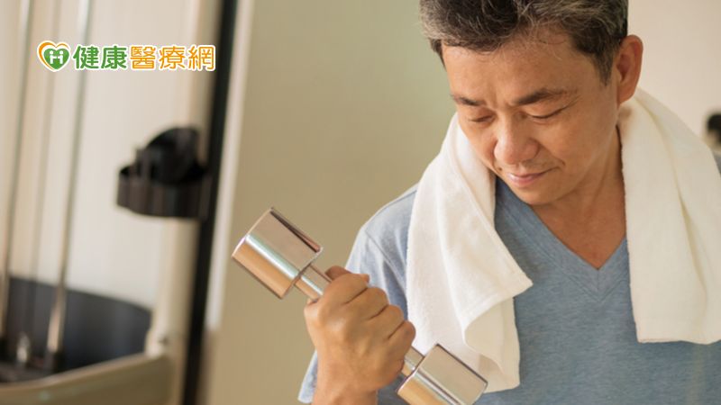 男性從35歲起睪固酮緩慢下降，身心容易疲倦，對於熱愛運動的人，也可能因為男性更年期，出現肌肉量下降、骨質變差等