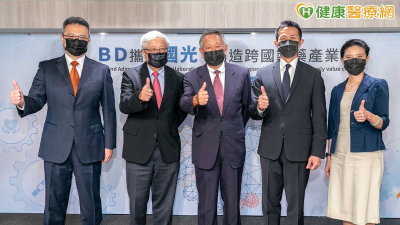 右起為BD台灣及香港公司事業處處長曾秋敏、BD台灣及香港公司總經理王明傑、國光生物科技股份有限公司董事長詹啟賢、國光生物科技股份有限公司總經理留忠正、國光生物科技股份有限公司企業發展處處長洪岳鵬